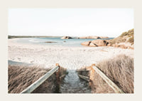 Fotografi av trappa ner till ljus sandstrand med hav och klippor-3