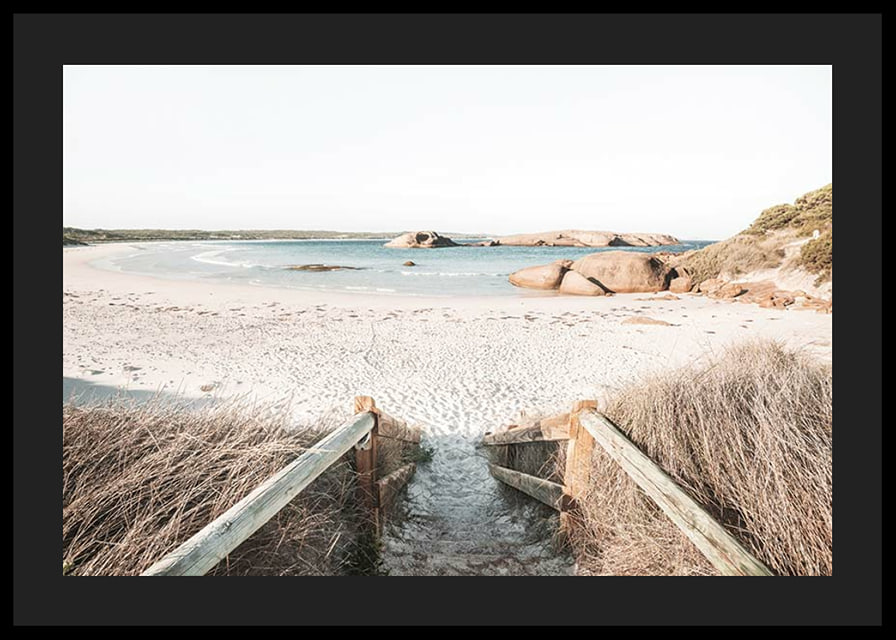 Fotografi av trappa ner till ljus sandstrand med hav och klippor-12
