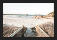 Fotografi av trappa ner till ljus sandstrand med hav och klippor-5