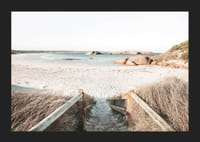 Fotogrāfija ar kāpnēm lejup uz gaišu smilšainu pludmali ar jūru un akmeņiem-5