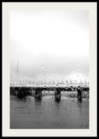 Sort-hvidt foto af bro set gennem et regnvådt vindue-2