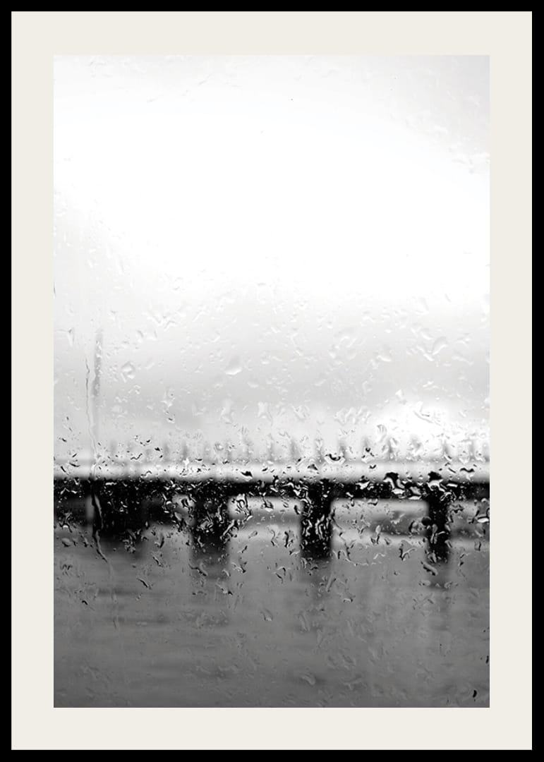 Sort-hvidt foto af bro set gennem et regnvådt vindue-12