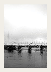 Sort-hvidt foto af bro set gennem et regnvådt vindue-3