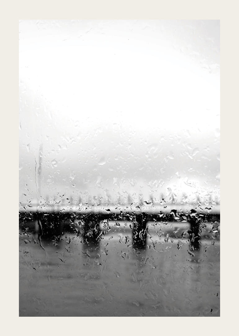 Sort-hvidt foto af bro set gennem et regnvådt vindue-12