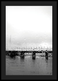 Sort-hvidt foto af bro set gennem et regnvådt vindue-4