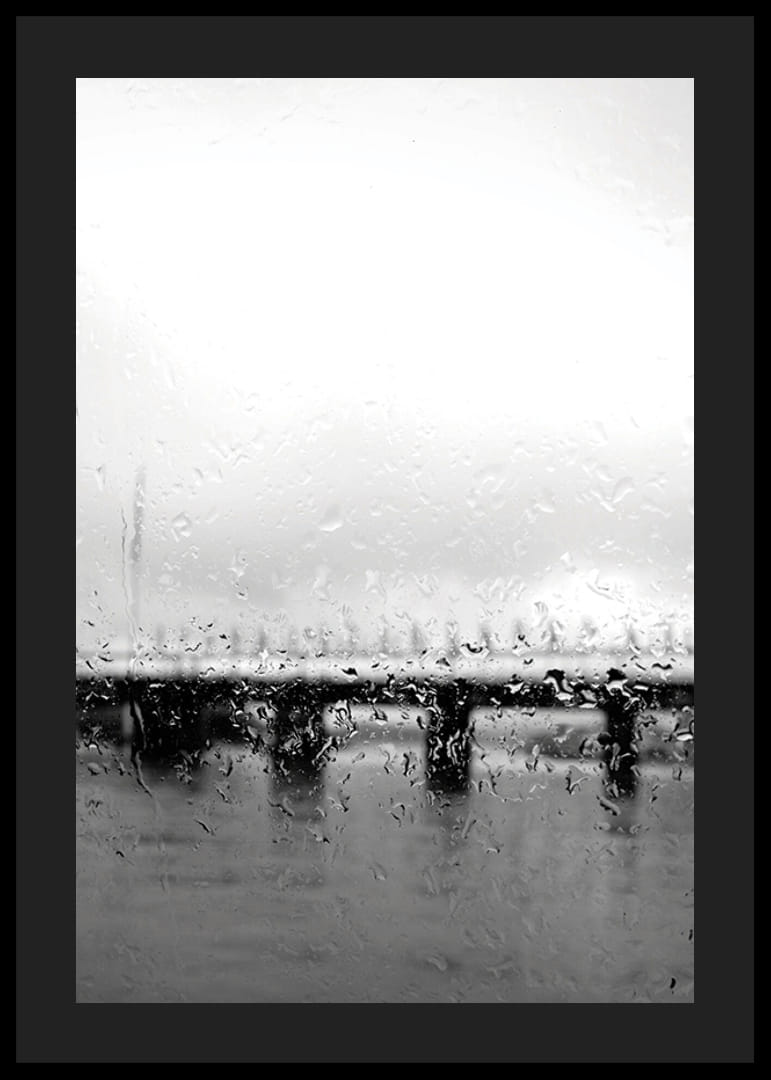 Sort-hvidt foto af bro set gennem et regnvådt vindue-12