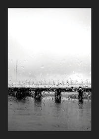 Sort-hvidt foto af bro set gennem et regnvådt vindue-5