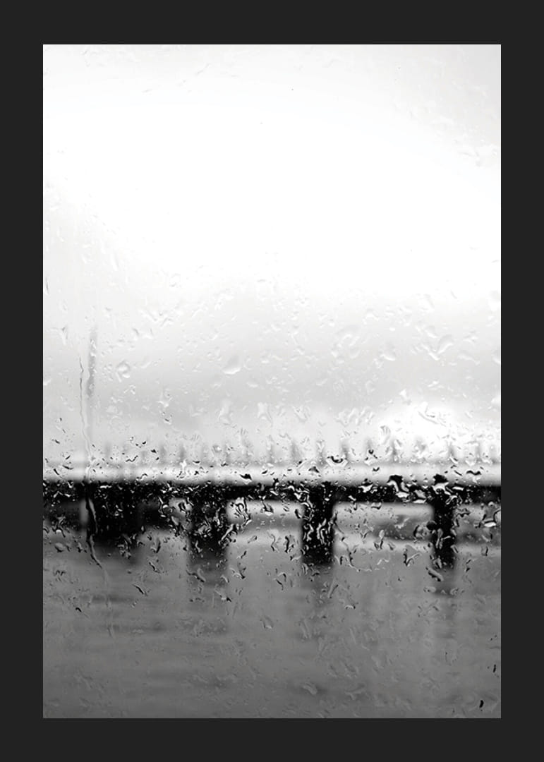 Sort-hvidt foto af bro set gennem et regnvådt vindue-12