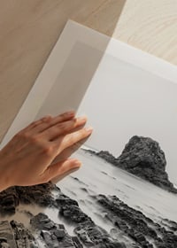 Schwarz-Weiß-Fotografie von dramatischen Meeresklippen und ruhigem Wasser-9
