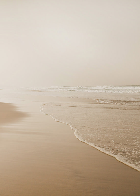 Fotografi av lång strand med vågor i mjuka beige toner-12