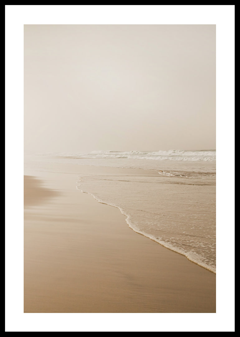 Fotografi av lång strand med vågor i mjuka beige toner-12