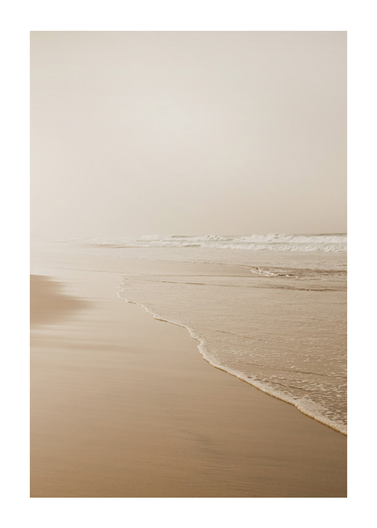 Fotografi av lång strand med vågor i mjuka beige toner-12