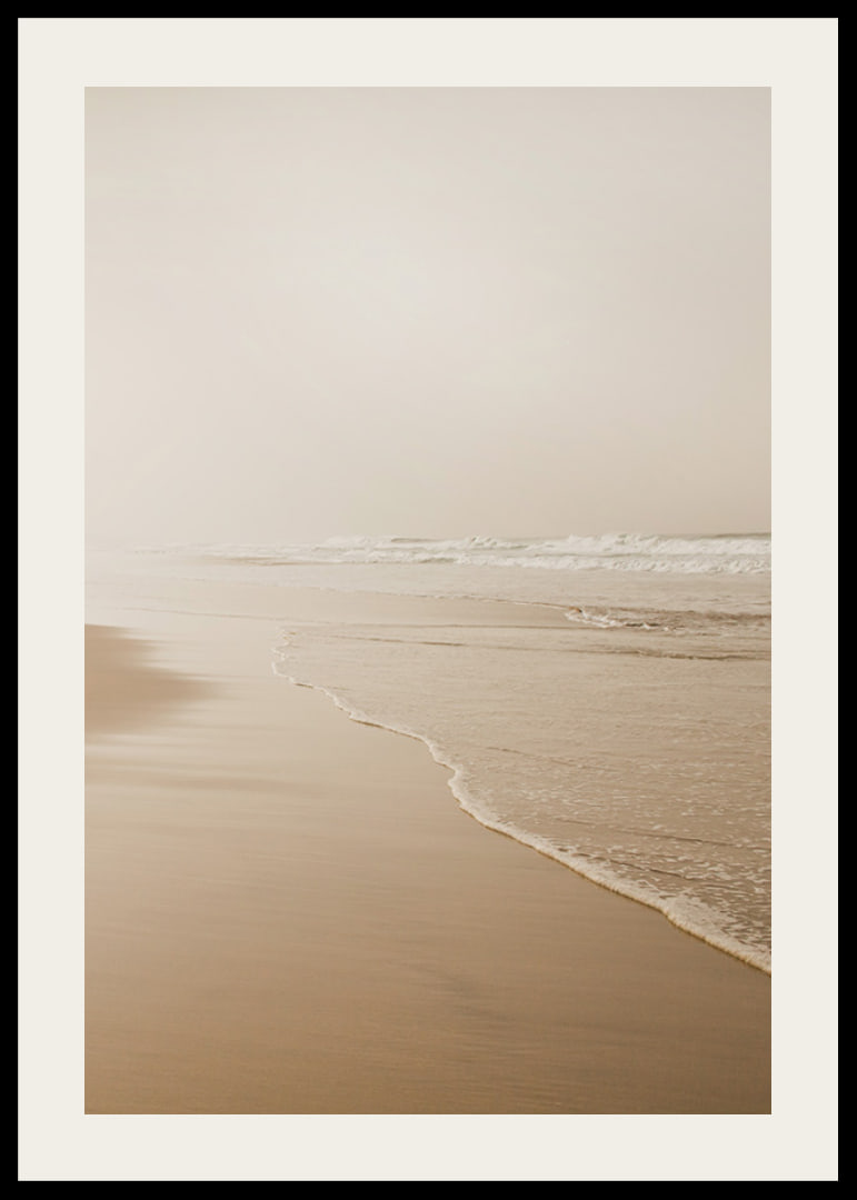 Fotografi av lång strand med vågor i mjuka beige toner-12