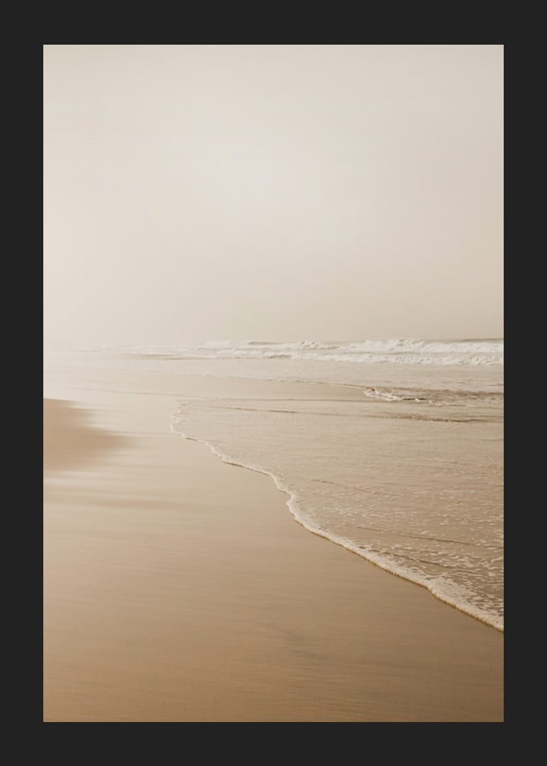 Fotografi av lång strand med vågor i mjuka beige toner-12