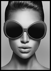 Black and white portrait of woman with big round sunglasses-6