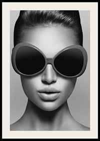 Black and white portrait of woman with big round sunglasses-2