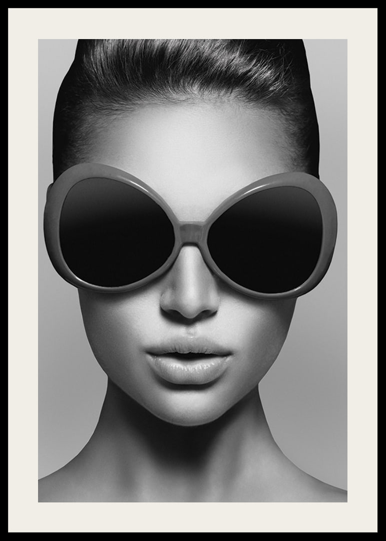Black and white portrait of woman with big round sunglasses-12