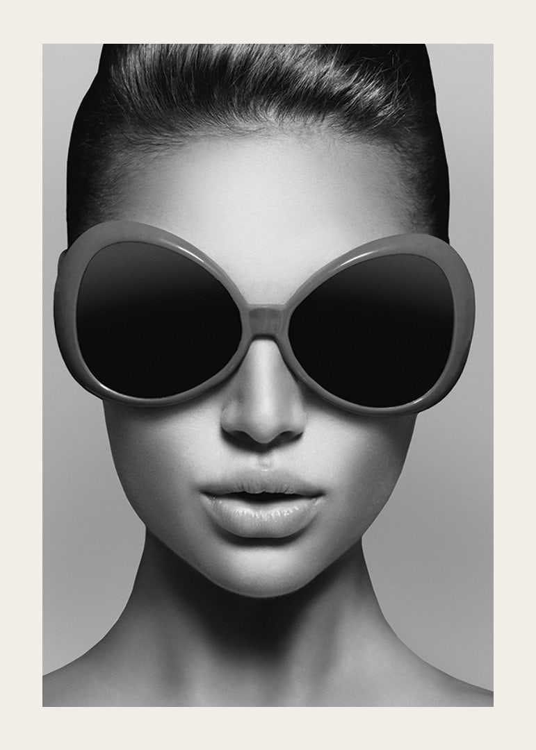 Black and white portrait of woman with big round sunglasses-12