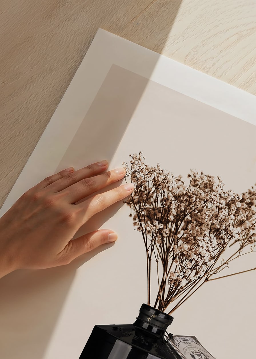 Fotografisk närbild av torkade blommor i svart ginflaska-12