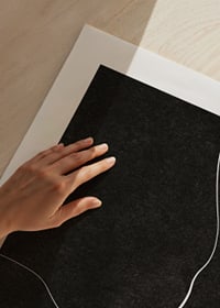 Abstrakta vita linjer mot mörk strukturerad svart bakgrund-3