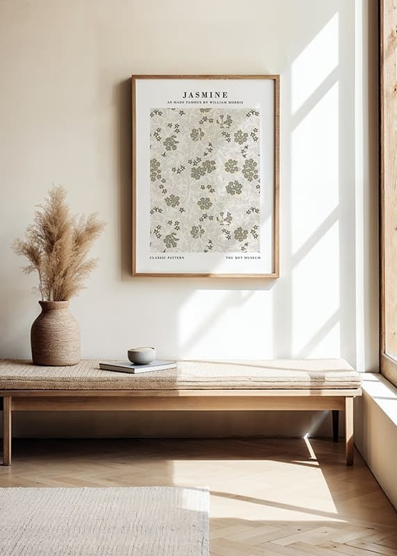 Tätt grafiskt mönster med stiliserade jasminblommor, gulvita kronblad och grågrönt bladverk mot ljus bakgrund-12