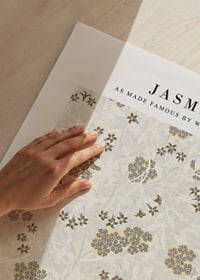 Tätt grafiskt mönster med stiliserade jasminblommor, gulvita kronblad och grågrönt bladverk mot ljus bakgrund-3