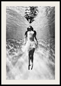 Svart-hvitt fotokunst av kvinne i kjole under vannoverflaten-2