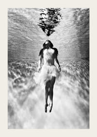 Svart-hvitt fotokunst av kvinne i kjole under vannoverflaten-3