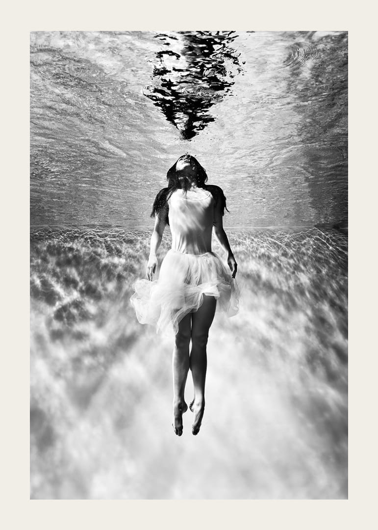 Svart-hvitt fotokunst av kvinne i kjole under vannoverflaten-12
