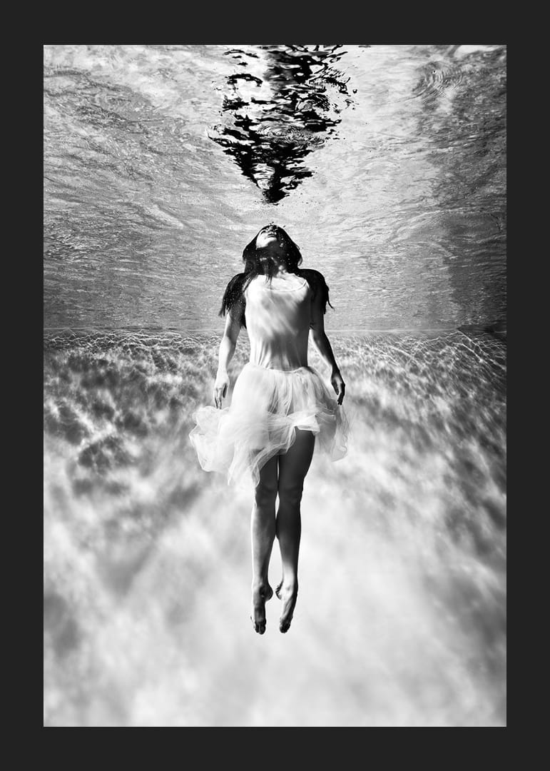 Svart-hvitt fotokunst av kvinne i kjole under vannoverflaten-12