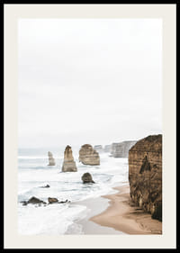 Fotografia strmých útesov a morských stĺpov na jasnom pobreží-2