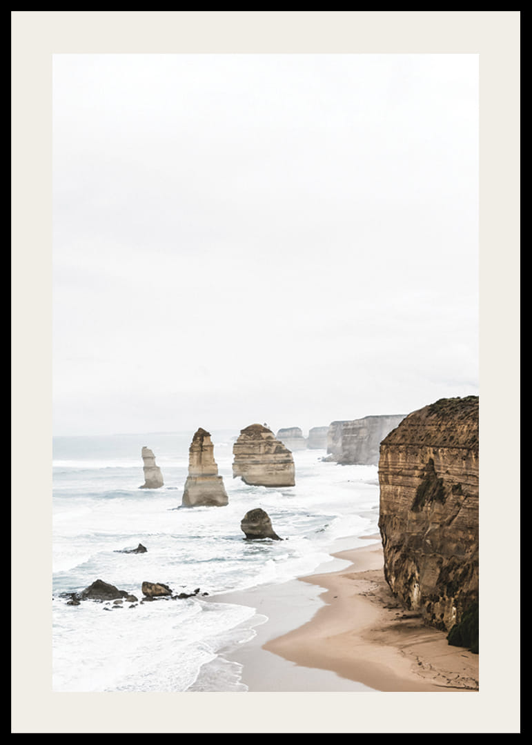 Fotografia strmých útesov a morských stĺpov na jasnom pobreží-12
