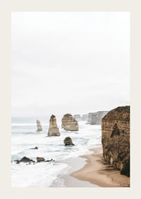 Fotografia strmých útesov a morských stĺpov na jasnom pobreží-3