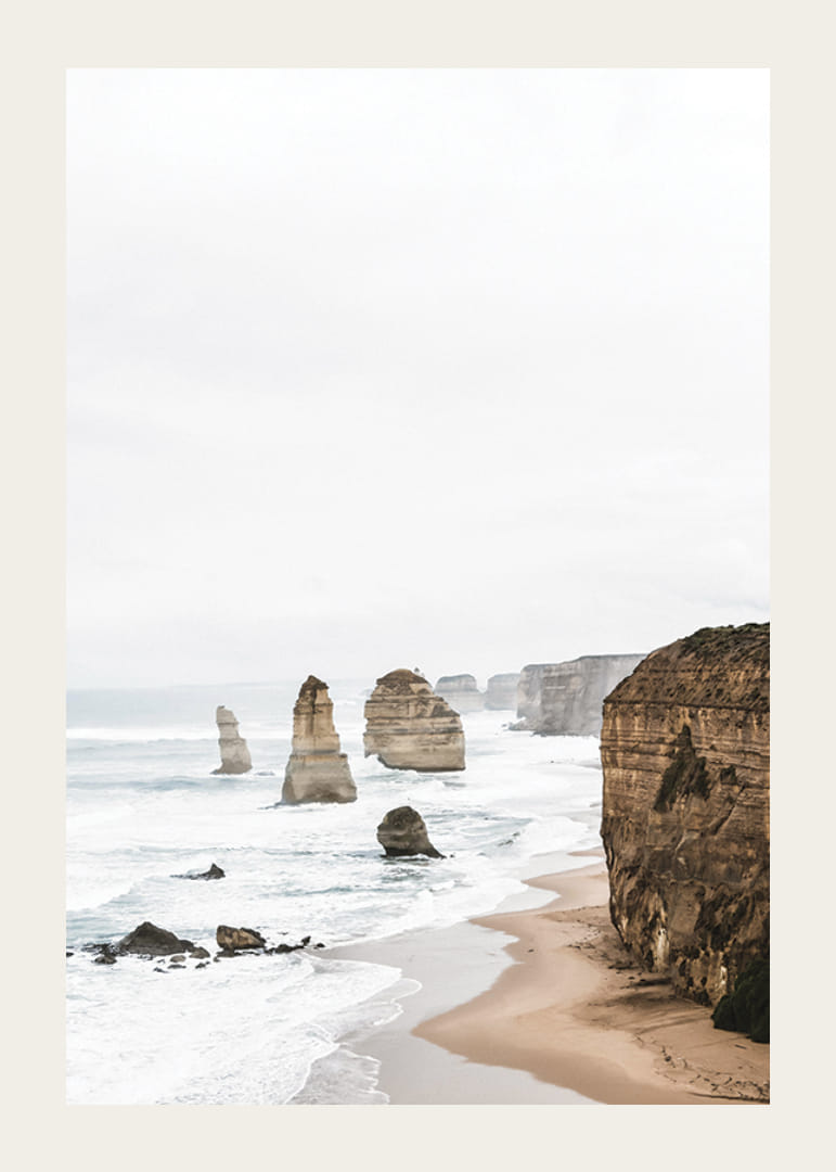 Fotografia strmých útesov a morských stĺpov na jasnom pobreží-12