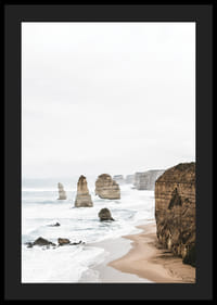 Fotografia strmých útesov a morských stĺpov na jasnom pobreží-4