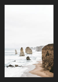 Fotografia strmých útesov a morských stĺpov na jasnom pobreží-5