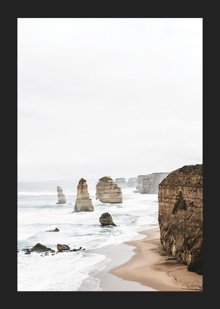 Fotografia strmých útesov a morských stĺpov na jasnom pobreží-12
