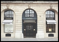 Foto eines Chanel-Geschäfts in einem klassischen Steingebäude, helle Töne-6