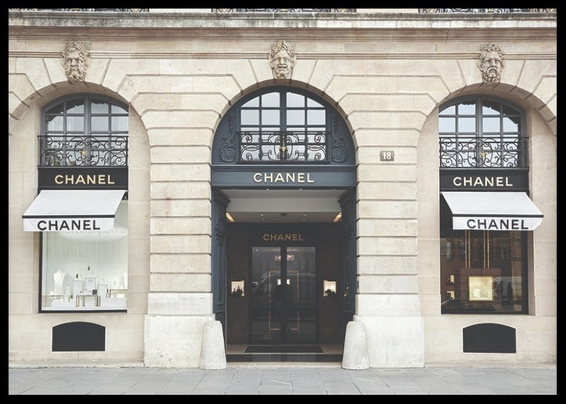 Foto eines Chanel-Geschäfts in einem klassischen Steingebäude, helle Töne-12