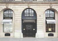 Foto eines Chanel-Geschäfts in einem klassischen Steingebäude, helle Töne-7