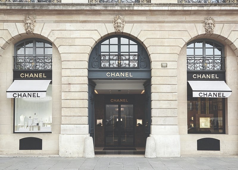Foto eines Chanel-Geschäfts in einem klassischen Steingebäude, helle Töne-12
