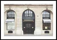 Foto eines Chanel-Geschäfts in einem klassischen Steingebäude, helle Töne-0