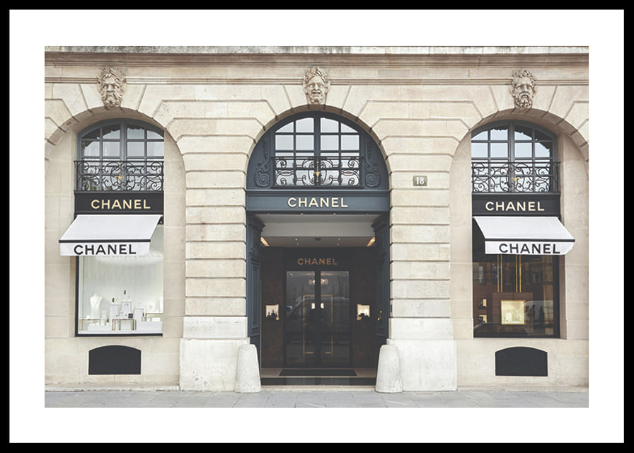 Foto eines Chanel-Geschäfts in einem klassischen Steingebäude, helle Töne-12
