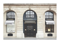 Foto eines Chanel-Geschäfts in einem klassischen Steingebäude, helle Töne-1