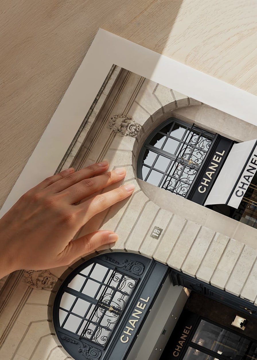 Foto eines Chanel-Geschäfts in einem klassischen Steingebäude, helle Töne-12