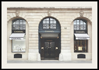 Foto eines Chanel-Geschäfts in einem klassischen Steingebäude, helle Töne-2
