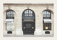 Foto eines Chanel-Geschäfts in einem klassischen Steingebäude, helle Töne-3