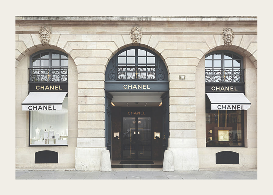 Foto eines Chanel-Geschäfts in einem klassischen Steingebäude, helle Töne-12