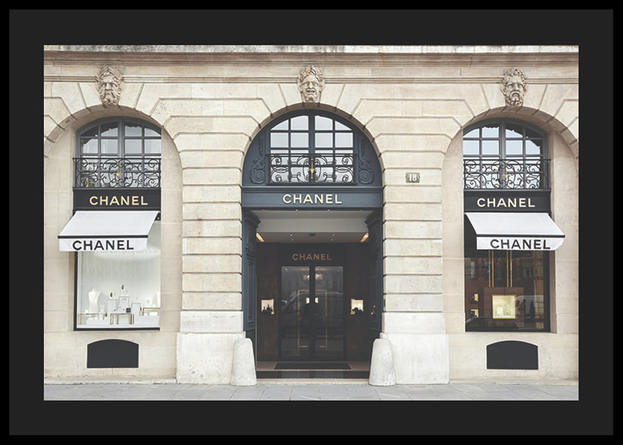 Foto eines Chanel-Geschäfts in einem klassischen Steingebäude, helle Töne-12
