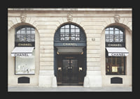 Foto eines Chanel-Geschäfts in einem klassischen Steingebäude, helle Töne-5